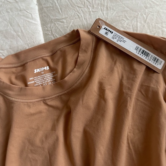 Skims Fits Everybody Long Sleeve T-shirt - Picture 3 of 5